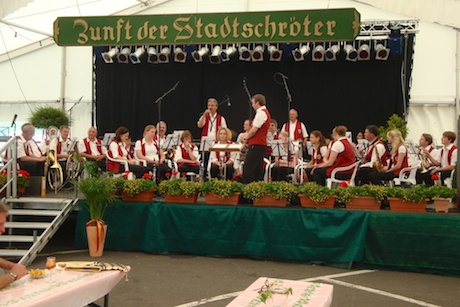 Der Musikverein Traben-Trarbach spielt beim Frühschoppen des Jakobtsages