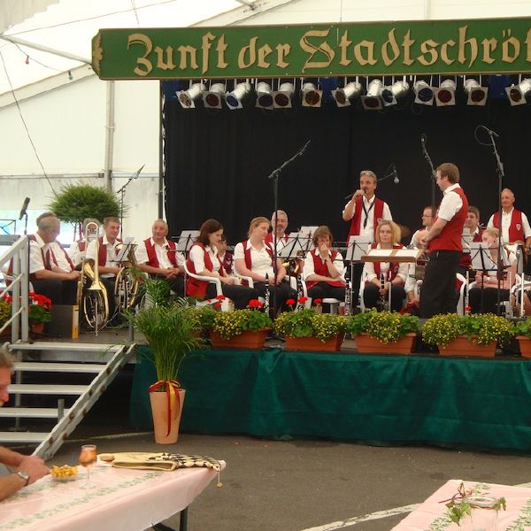 Der Musikverein Traben-Trarbach spielt beim Frühschoppen des Jakobstages
