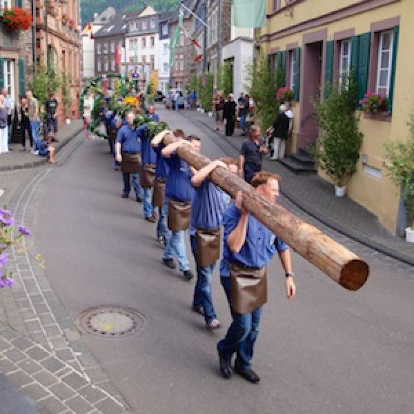 Die Schröter beim Tragen des Zunftbaums zum Festplatz