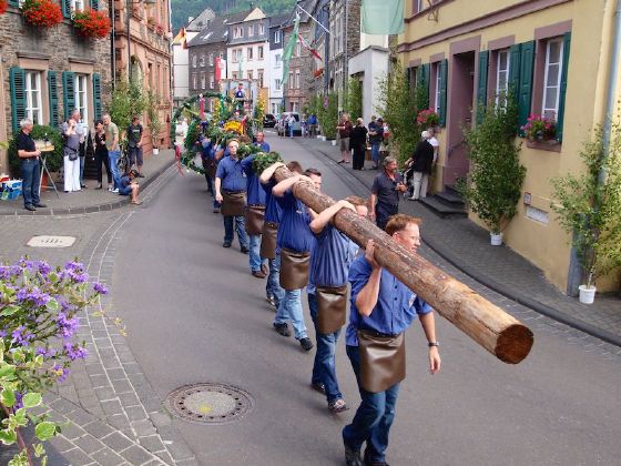 Die Schröter beim Tragen des Zunftbaums zum Festplatz