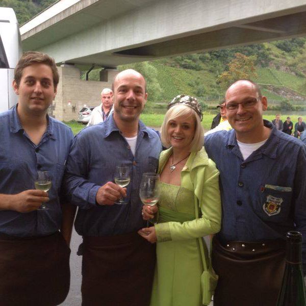 Stadtweinkönigin Katharina II. mit ihren Bodyguards bei der Eröffnung des Dämmerschoppens in Wolf an der Mosel.