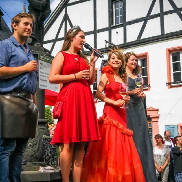 Stadtweinkönigin Lea I. beim Moselfest in Winningen.