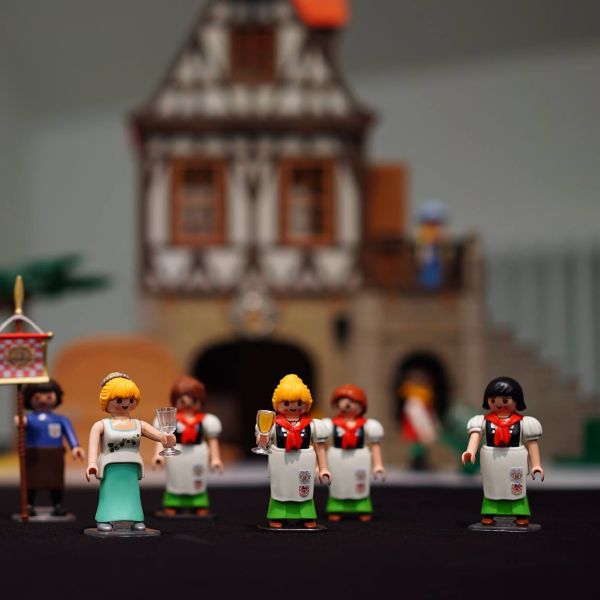 Stadtweinkönigin Virginia I. und die Zunft der Stadtschröter als Playmobil Diorama.