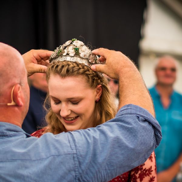 Krönung der Stadtweinkönigin Laura I. von Traben-Trarbach beim Zunftweinfest.