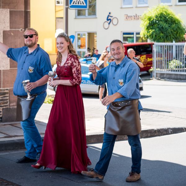 Der erste Umzug von Stadtweinkönigin Laura I. am Zunftweinfest der Stadtschröter Traben-Trarbach.