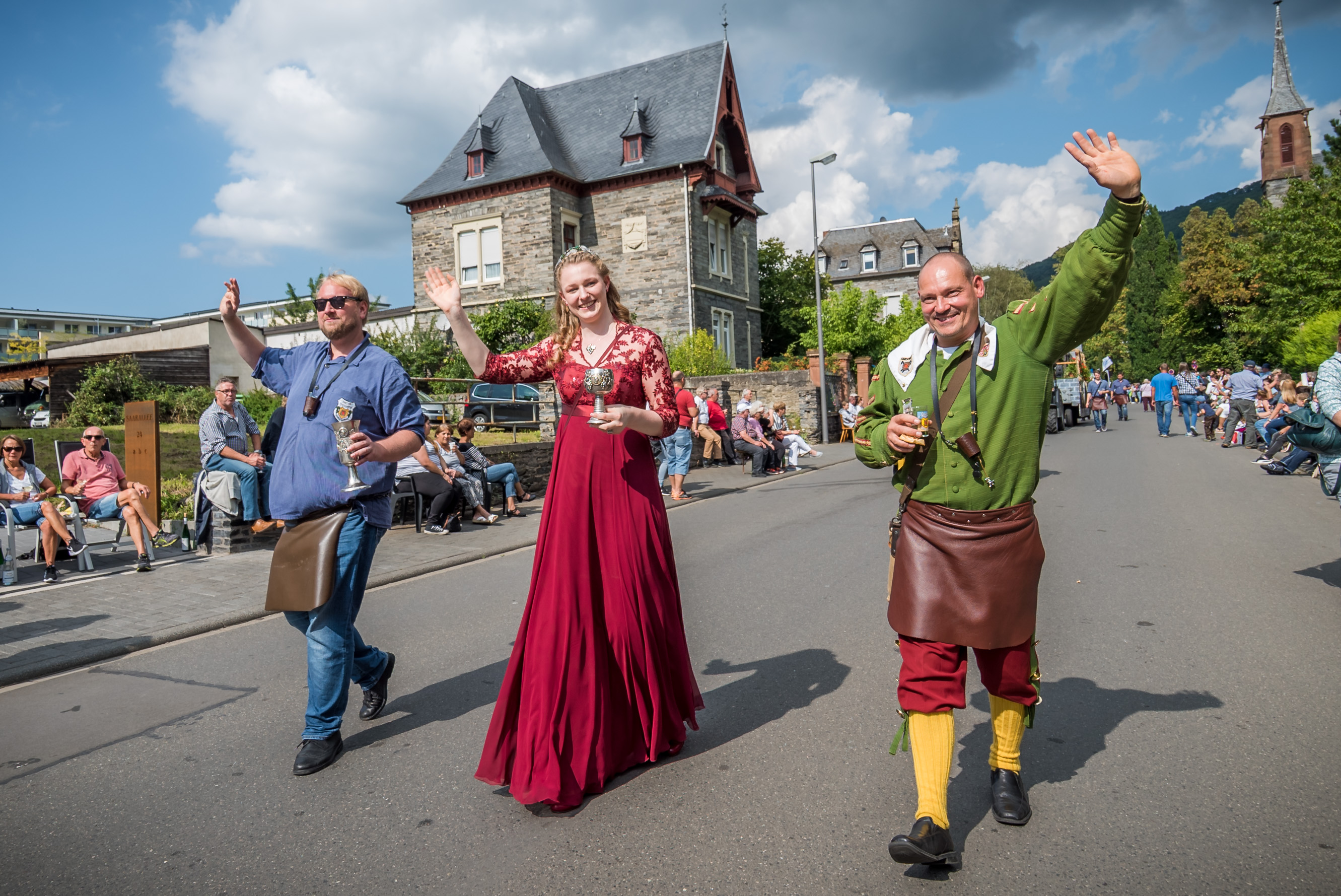 Stadtweinkönigin Laura I. und die Zunft der Stadtschröter auf dem Weinfest der Mittelmosel in Bernkastel.